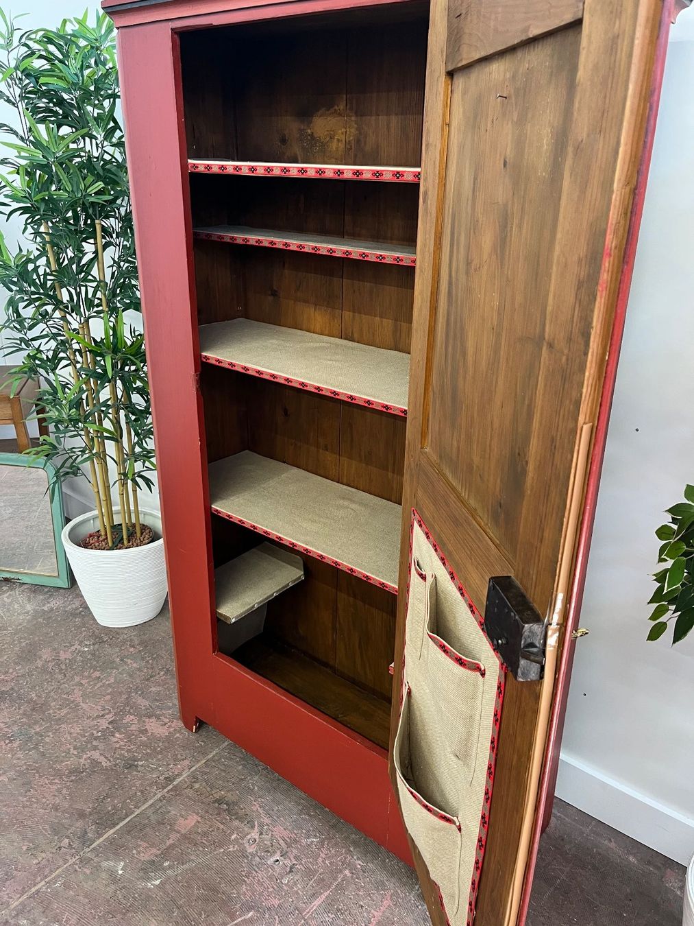 Armoires: Bemalter roter Bauernschrank – D'occasion à Luzern par CaritasZentral 3
