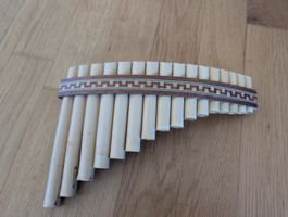Panflöte aus Bambus mit Holzverzierung