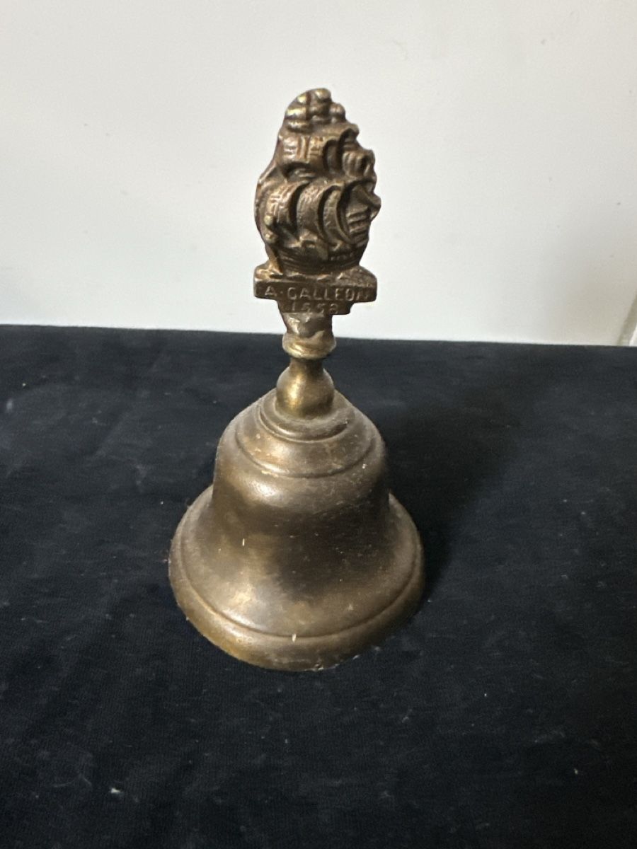 Glocken & Treicheln: Messingglocke mit Galeonenmotiv 1558 – Gebraucht aus Zürich von Chaeffeler