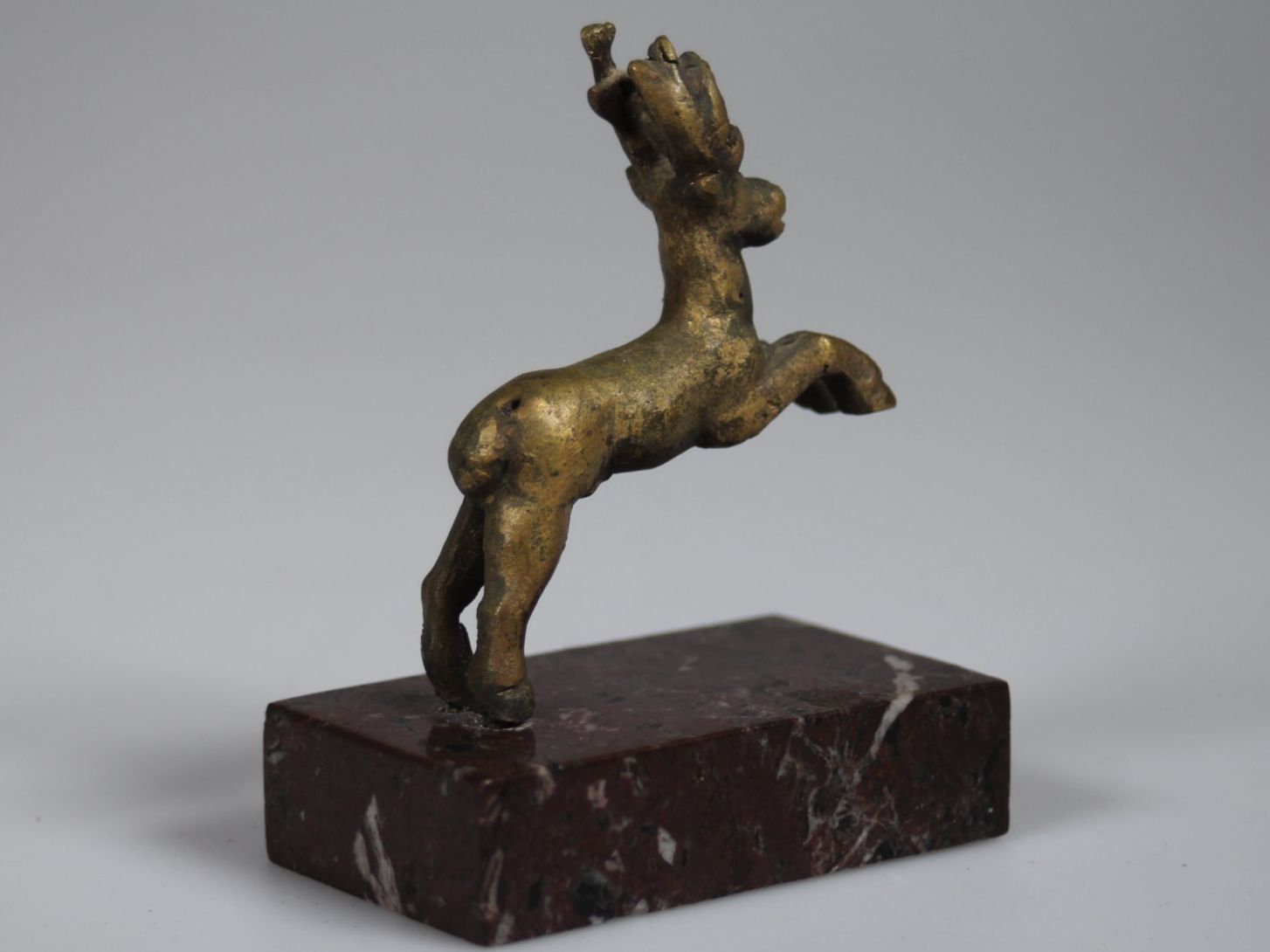 Statuette: Kleiner Hirsch Bronze Figur auf Steinsockel – Usato da Basel venduto da IRMAundFRED 1