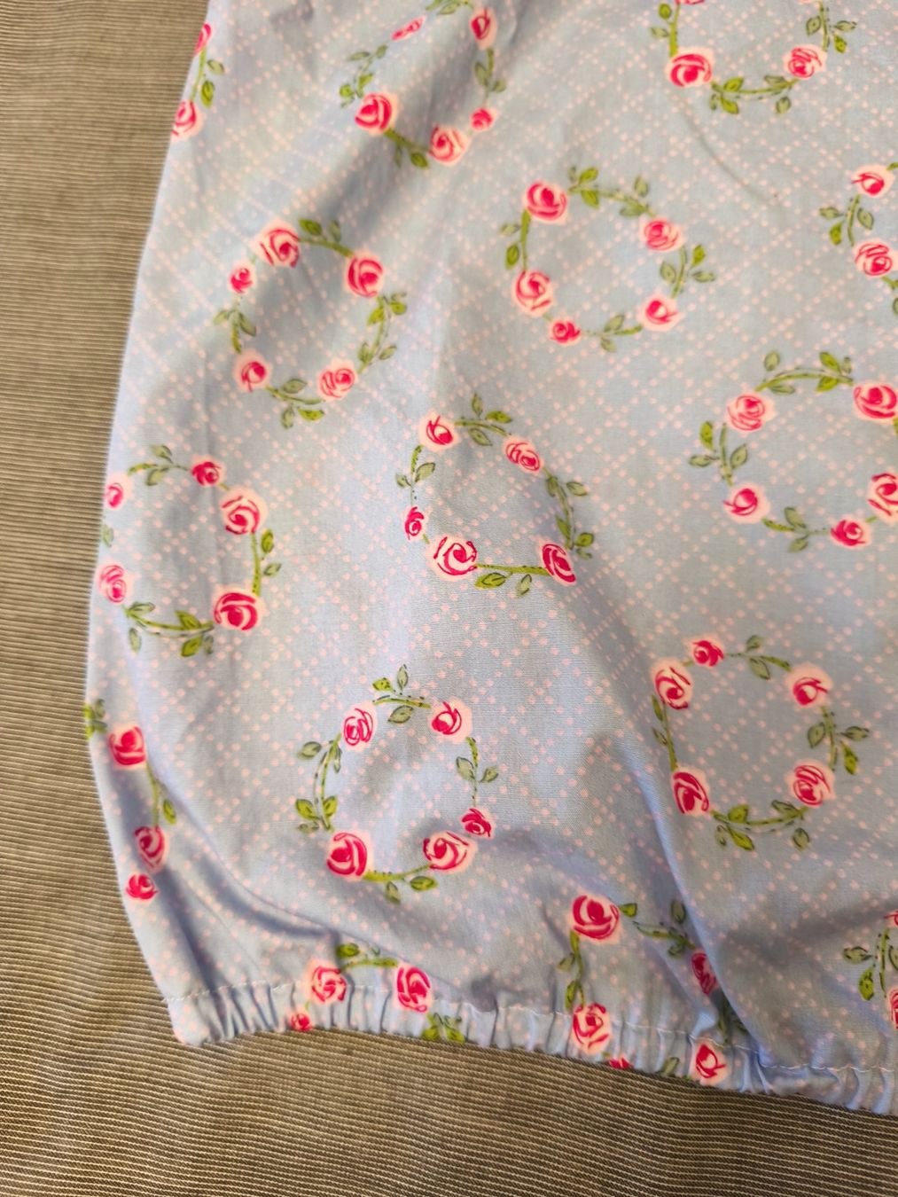 Top: Haut léger fleuri bleu clair, col carmen, taille M – Usato da Genève venduto da lnicoGE 4