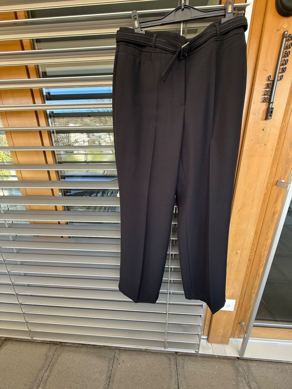 Pantaloni: Schwarze Stoffhose Gr. 40 mit Gürtel, elegant – Usato da Dällikon venduto da dahi1 4