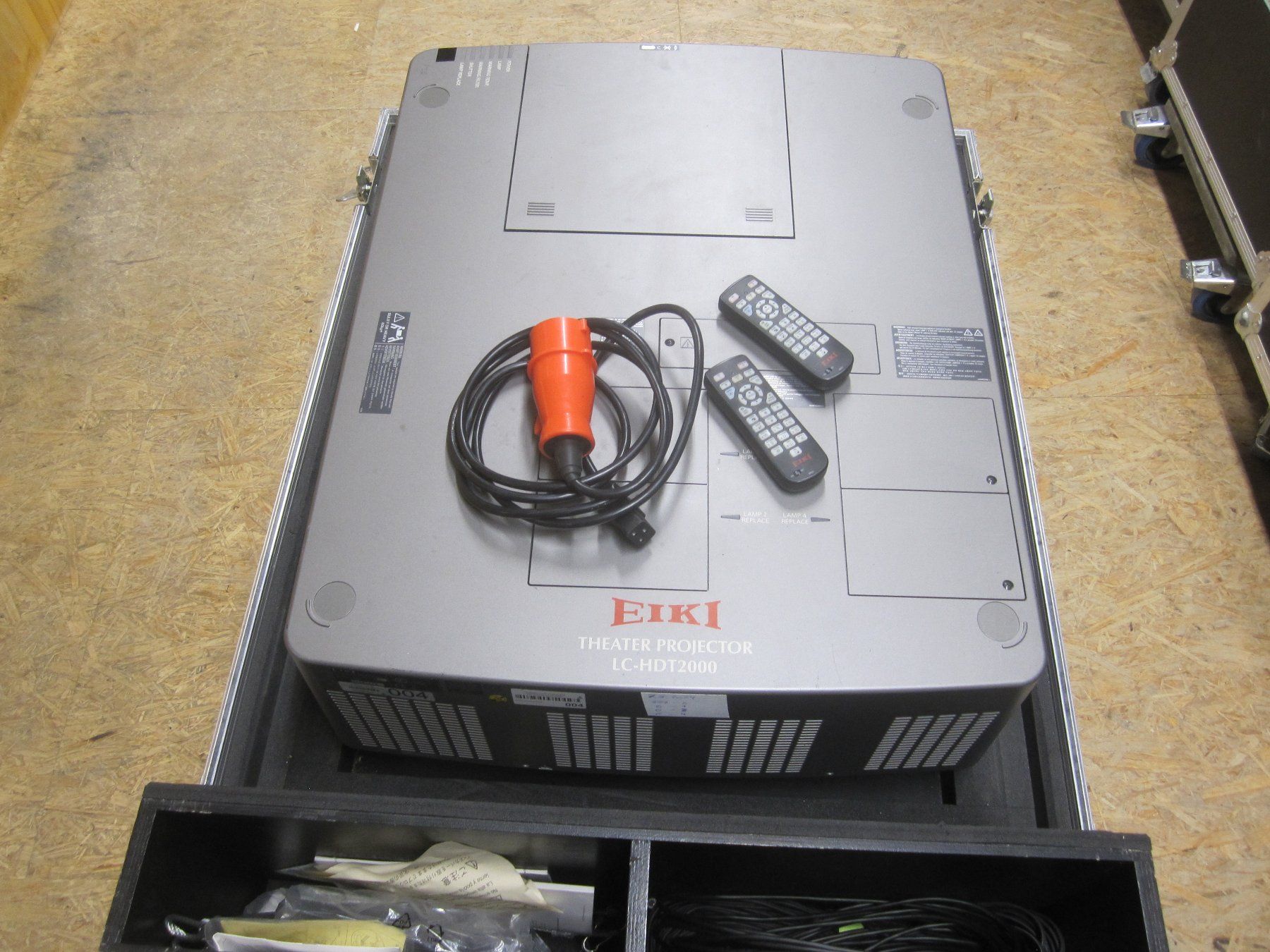 Eiki Vidéoprojecteurs: Beamer Eikie LC HDT 2000 – D'occasion à Schachen LU par Falco70