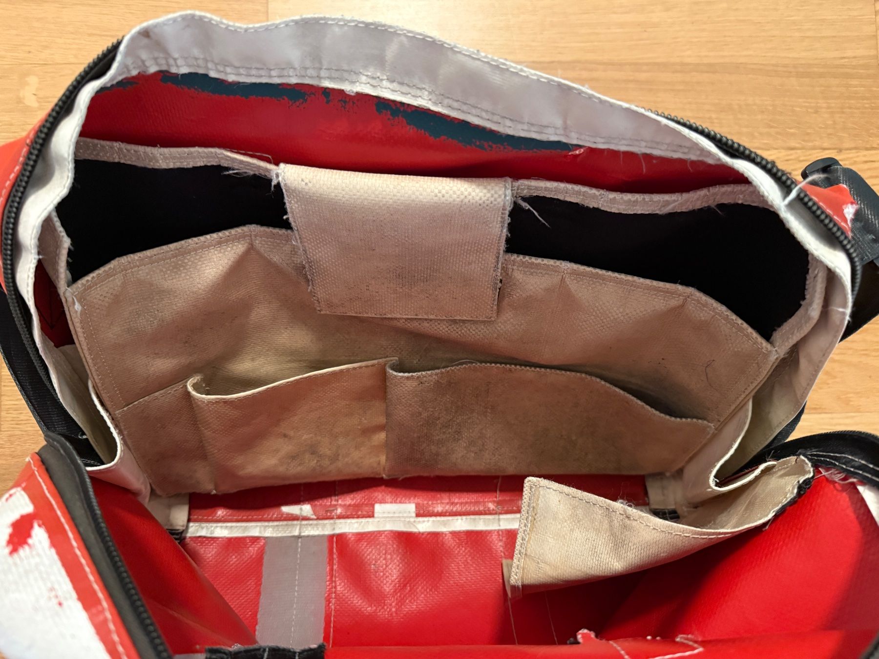 Freitag Sacs: Freitag Ben  F77 rot/weiss – D'occasion à Zürich par ChrWal 1