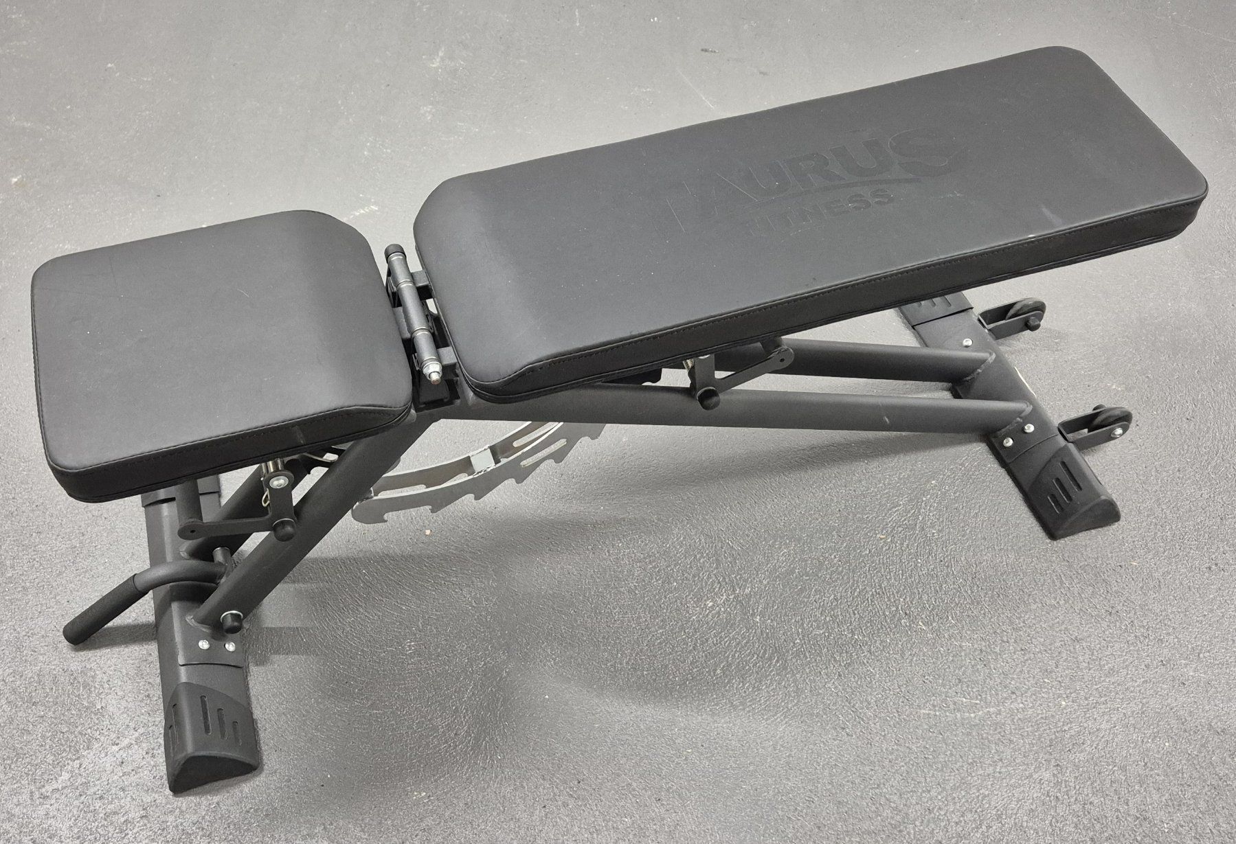 Taurus Vélos d'appartement: Taurus Hantelbank B900 – D'occasion à Baar par Rhildi
