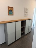 Sideboard mit Holzakzent und Glasfronten, 220cm lang