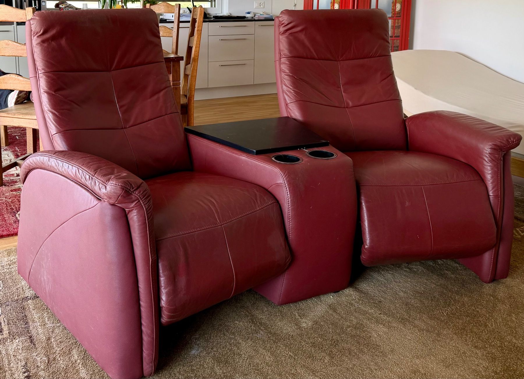 Divani: 2er Relaxsofa mit Ablage und Cupholder rot Sitzmöbel – Usato da Gunzgen venduto da Tendre