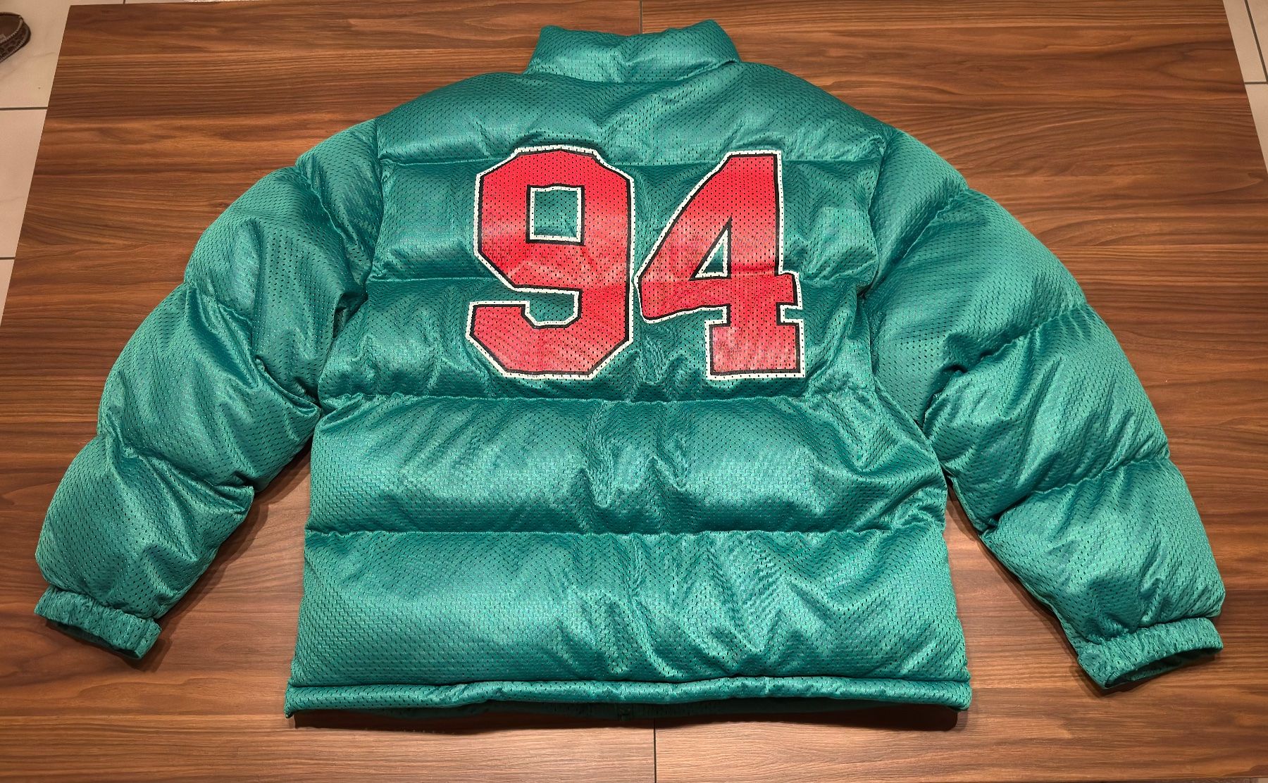 Supreme Jacken: Supreme Mesh Jersey Puffer Jacket – Neu (gemäss Beschreibung) aus Auvernier von Vendeur_Suisse 2