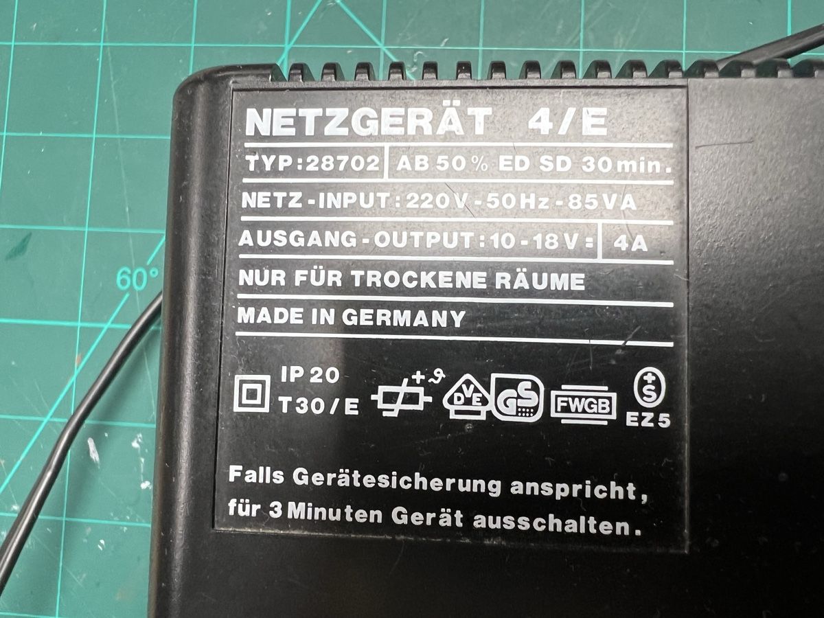 Batterie, Caricabatterie & Alimentatori: Netzgerät 10-18V, zu 12 Volt Geräte – Usato da Dietlikon venduto da Raffels 2