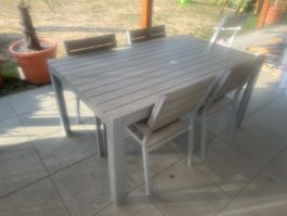 Table de jardin avec 4 chaises en très bon état 
