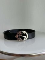 Ceinture Gucci avec une boucle imposante.
