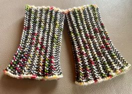 HANDGESTRICKTE PULSWÄRMER / HANDSTULPEN AUS WOLLE