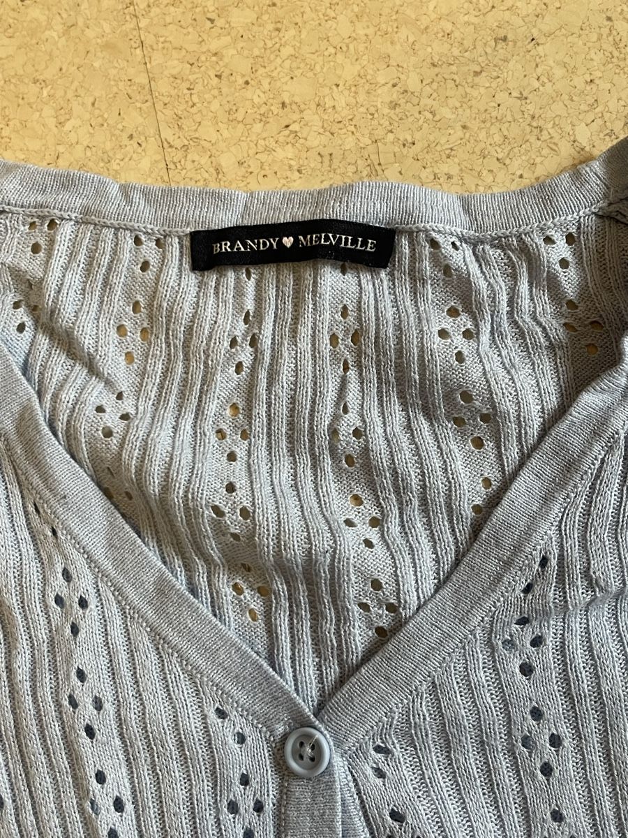 Brandy Melville Camicette, T-shirt & Top: Brandy Melville hellblauer Cradigan – Usato da Neuheim venduto da fab_7m2f 1