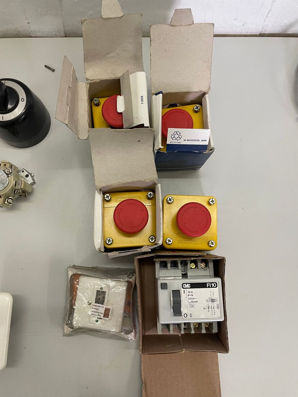 Interruttori: Lots d interrupteurs neuf et d occasion – Usato da La Croix (Lutry) venduto da netrajet 3