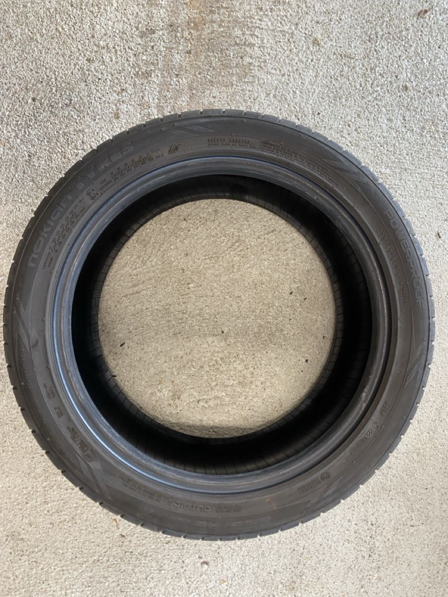 Pneus & Roues: 4 Nokian 225/45 17 91Y – D'occasion à Bevaix par Aschnei1 1