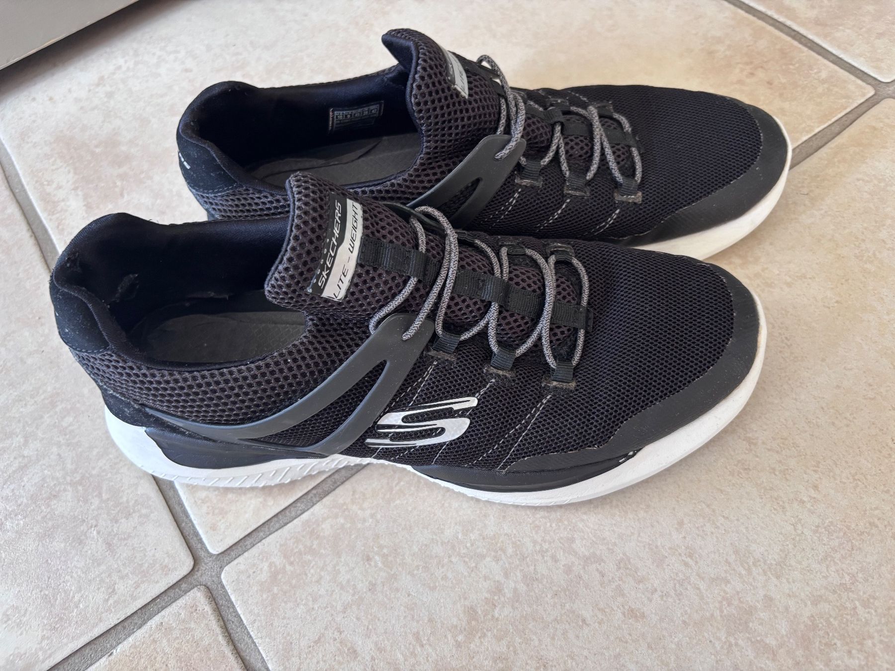 Skechers Herrenschuhe: Sketchers 43 – Gebraucht aus Balsthal von Uroby