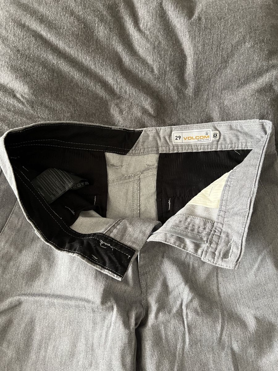 Volcom Pantaloni: Short Volcom gris, taille 29 – Nuovo (secondo la descrizione) da Cortaillod venduto da Y1nn_jqr 2