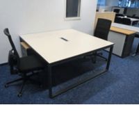 Bürotisch 160 x 160 cm inkl. Kabeldurchlass