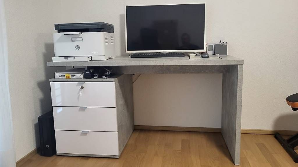 Bureaux: Schreibtisch mit Schubladenelement – D'occasion à Uster par JG1988
