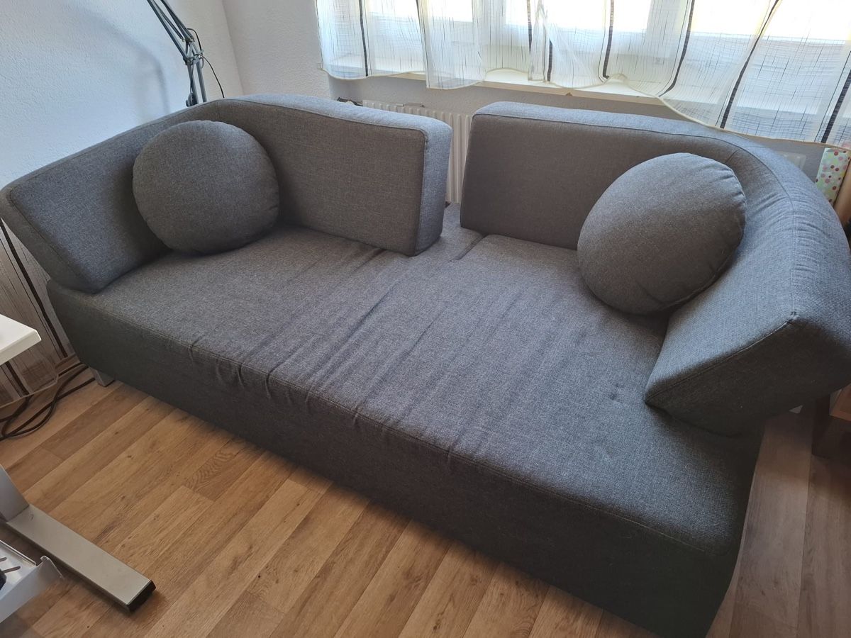 Divani: Sofa grau mit zwei Kissen – Usato da Reutigen venduto da sel_xy25 1