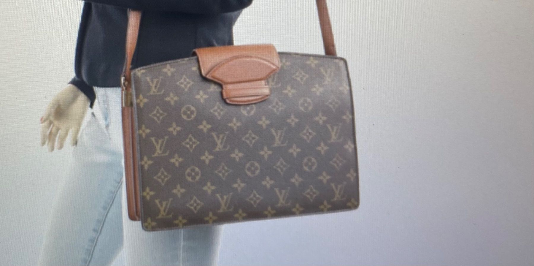 Louis Vuitton Taschen: Louis Vuitton Courcelles Monogram Canvas, 30x24.5cm – Neu (gemäss Beschreibung) aus Winkel von ferrari2022
