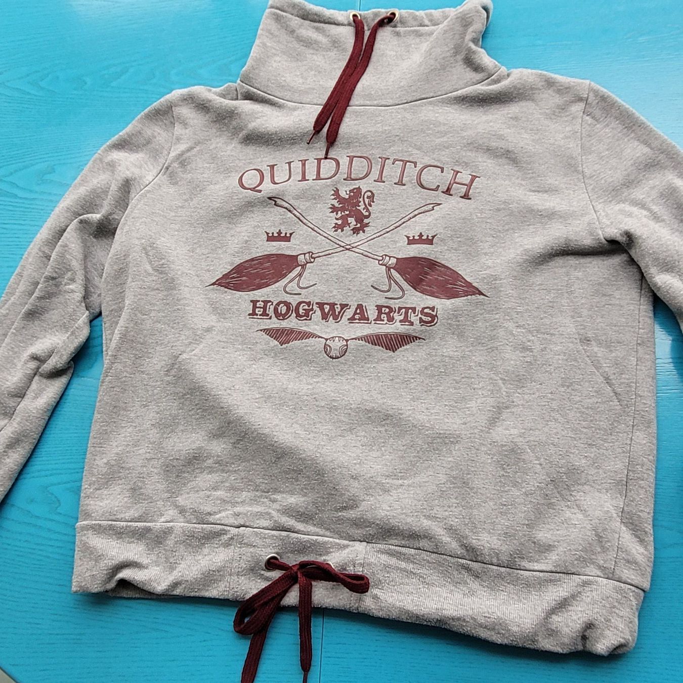 Maglioni & Felpe: Langarm Pullover GR.L /Harry Potter Hogwarts Quidditch grau – Nuovo (secondo la descrizione) da SCHÜBELBACH venduto da CoKaHa 9