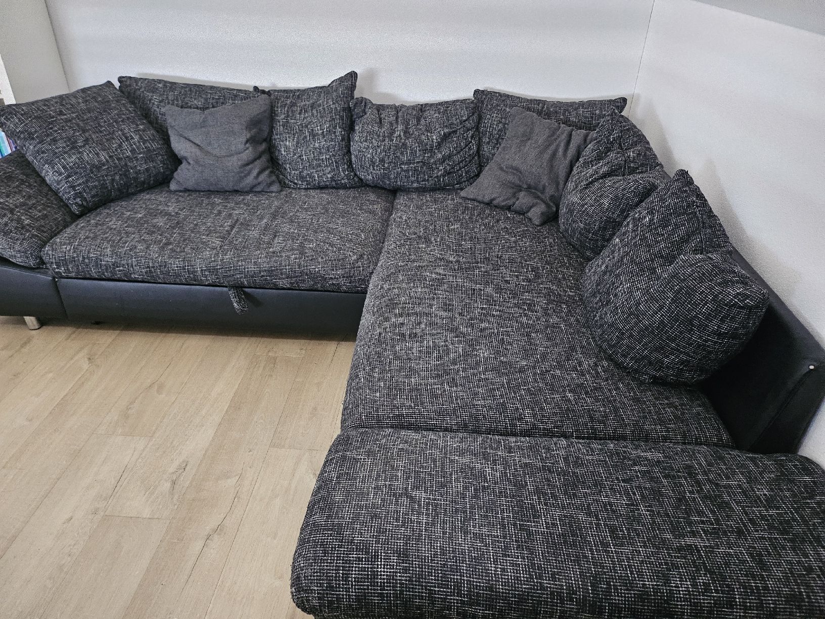 Divani: Ecksofa mit Schlaffunktion grau / schwarz – Usato da Würenlingen venduto da Sheadona 1
