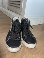 Coole Sneakers, schwarz mit Zebra-Muster + Nieten