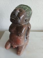 Sitzende Tonfigur im mesoamerikanischen Stil