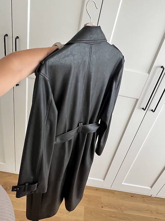 Cappotti: Schwarzer Kunstleder-Trenchcoat mit Bindegürtel – Usato da Aarau venduto da micheelehug 1