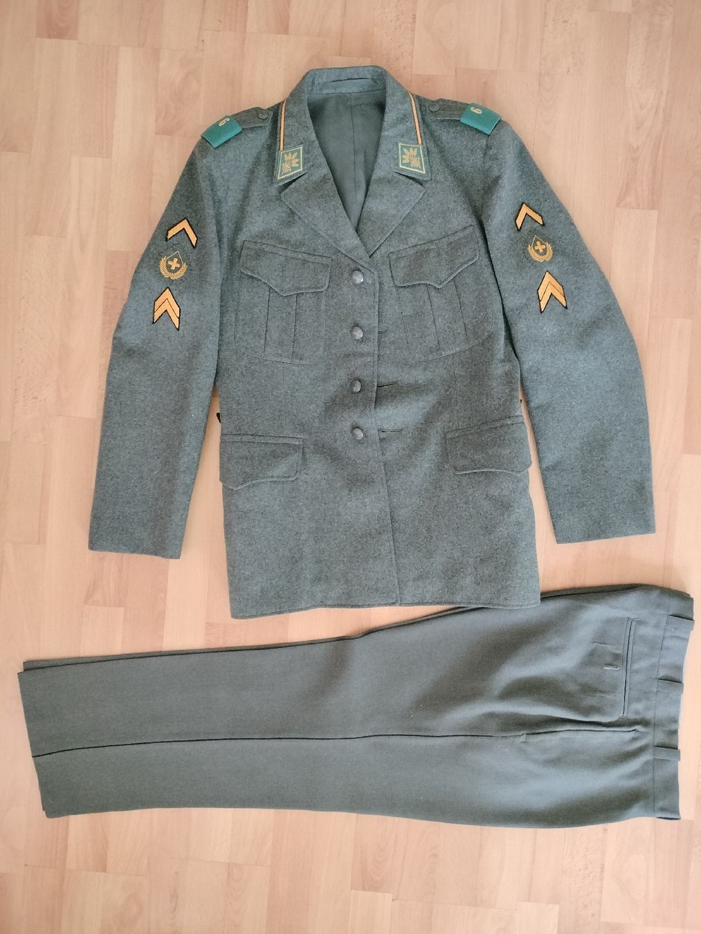 Schweizer Armee Uniformi: Antike Schweizer Armee Militär Uniform – Usato da Schwanden Sigrisw venduto da cadieux71