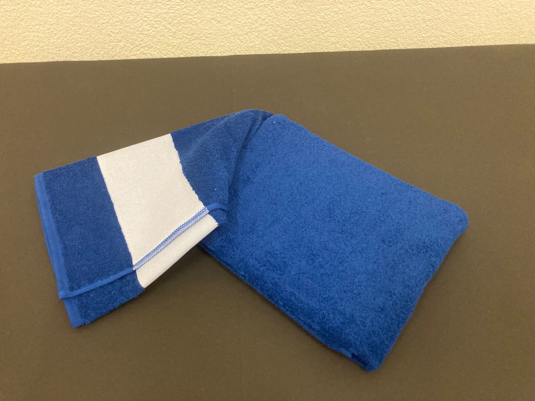Teli da bagno: Duschtuch 70 x 140 cm, blau/ weiss, 100% Baumwolle – Nuovo e nell'imballaggio originale da Neuenhof venduto da jorogo 1