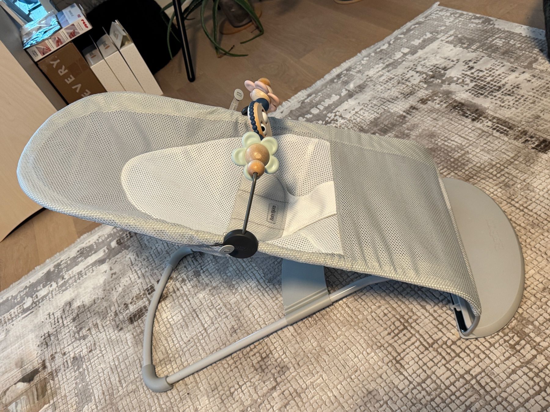 Babybjörn Sdraiette & Sdraiette a dondolo: Babybjörn Wippe hellgrau mit Mesh und Spielebogen – Usato da Meilen venduto da JuliaFantasma 3
