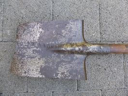 Alter Spaten zum Brauchen oder zur Deko