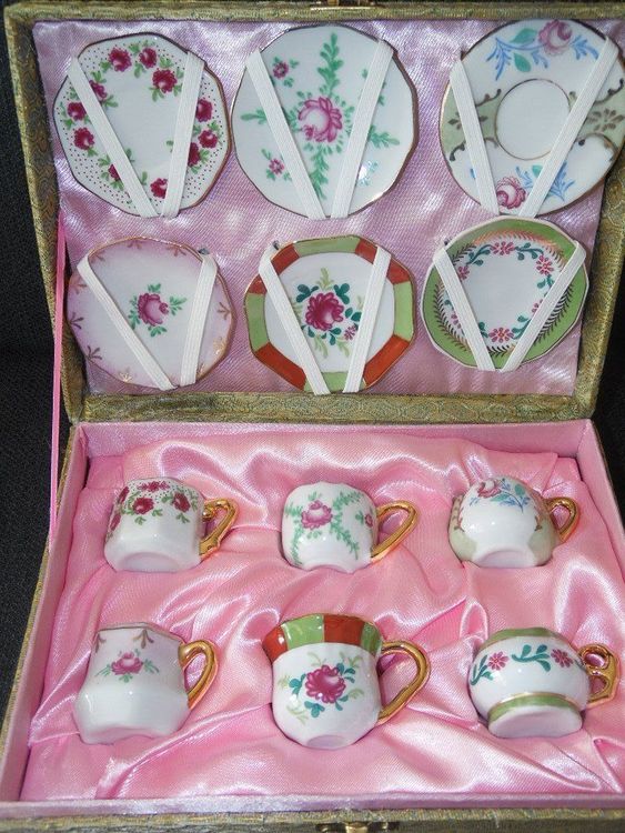 PETITE DINETTE ANCIENNE EN PORCELAINE - 12 PIÈCES DÉCOR JOUETS, FLEURS ETC