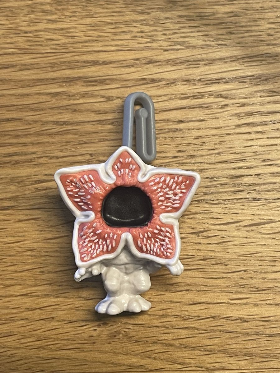 Statuette: Stranger Things Demogorgon Anhänger - Kinder Joy – Nuovo (secondo la descrizione) da Kaltbrunn venduto da Banknotes