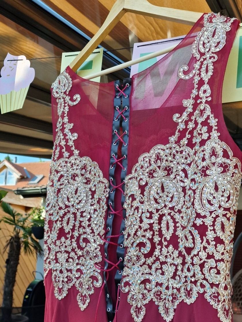 Kleider: Abendkleid Bordeaux Rot mit Gold Strass Grösse 48 – Neu (gemäss Beschreibung) aus Schaffhausen von AtelierPudesco 4