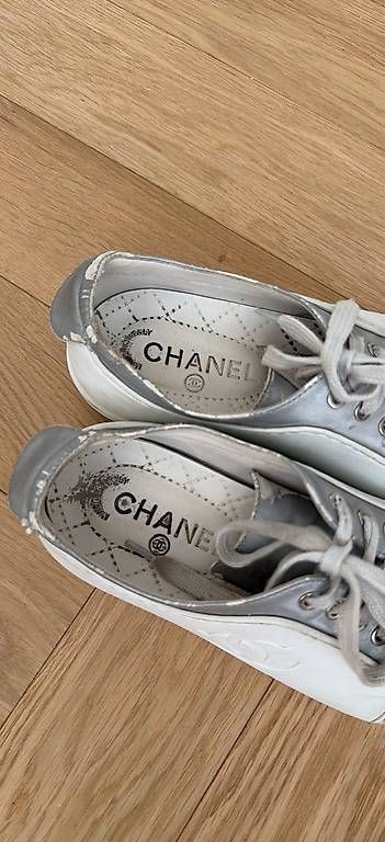 Scarpe da donna: Chanel Turnschuhe mit Gebrauchsspuren  – Usato da Roggwil venduto da est_r5x7 1