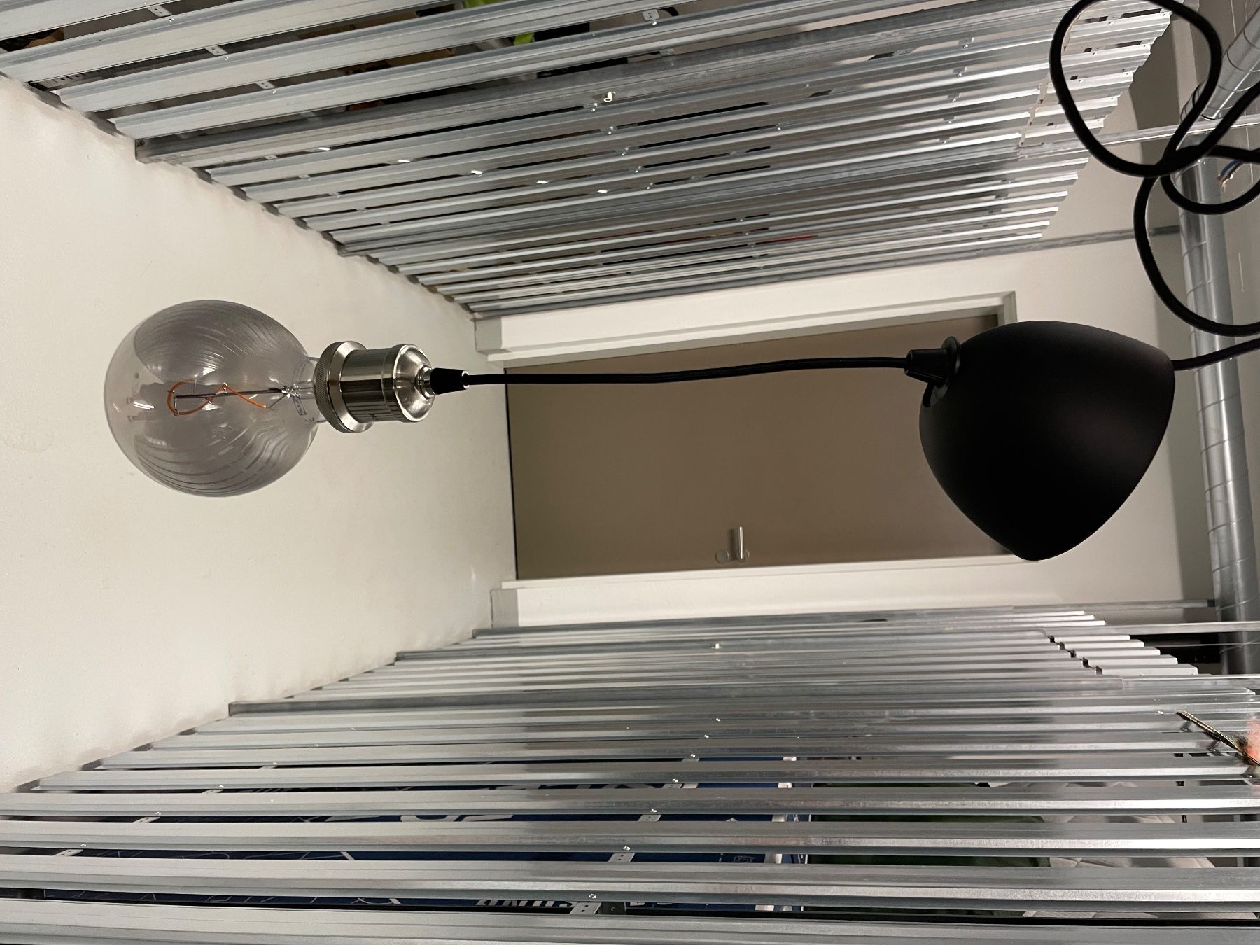 Lampen: 2 Pendelleuchten schwarz mit Leuchtmittel – Gebraucht aus Hinwil von sim_k889 2