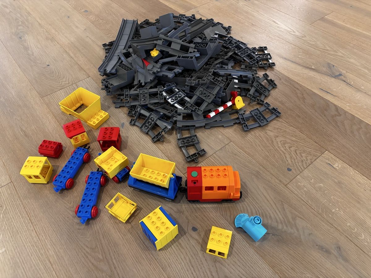 Lego Spielzeuge: Lego Duplo - Eisenbahn plus 90 Stk. Schienen – Gebraucht aus Appenzell von pfa_6gzm 2