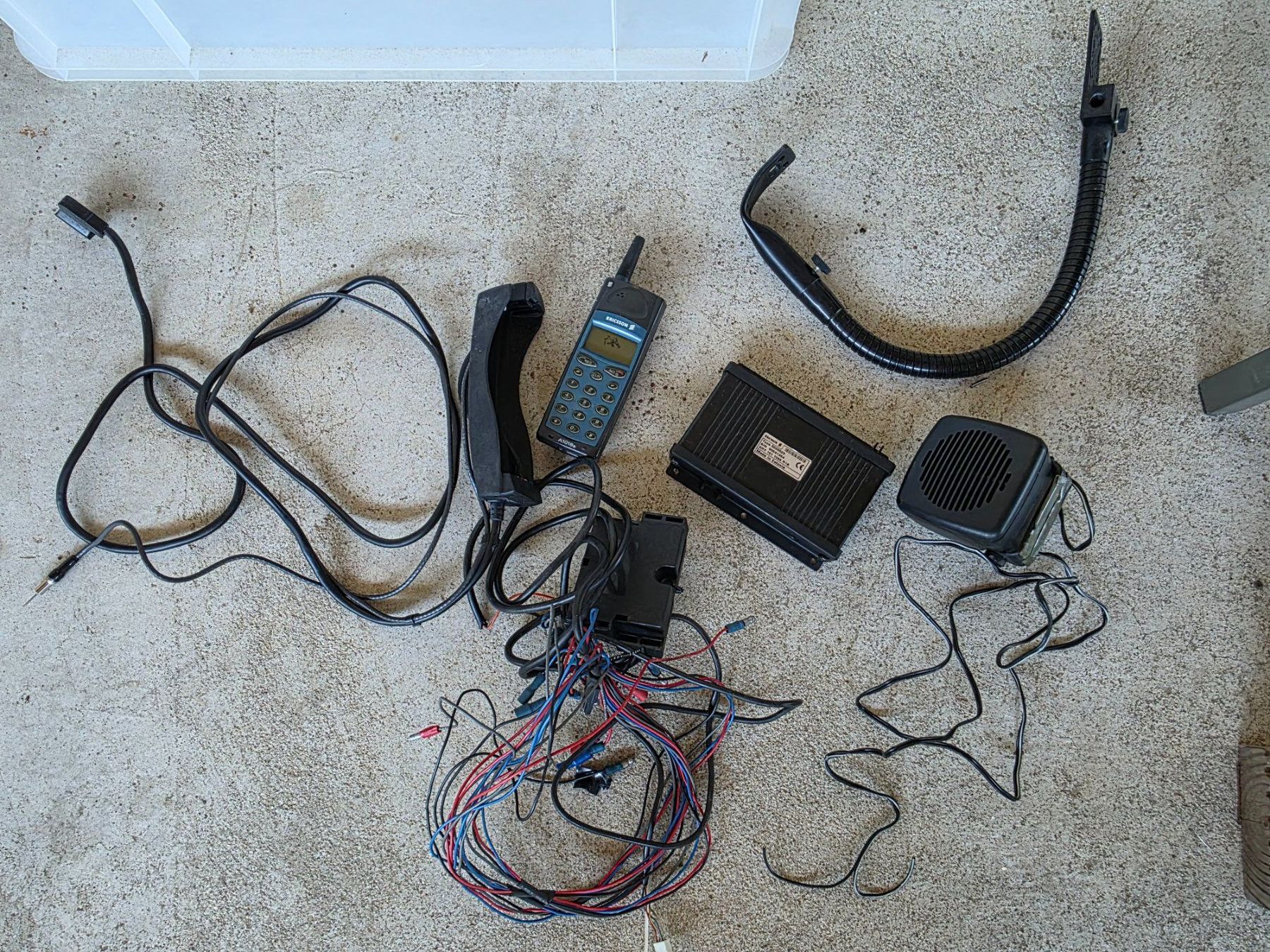 Ericsson Telefoni cellulari / Smartphones: Vintage Ericsson A1018s mit Auto Einbau Satz – Usato da Walterswil BE venduto da Lonitti 1
