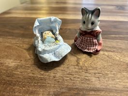 Süsses Sylvanian Families Set - Katze mit Baby und Wiege