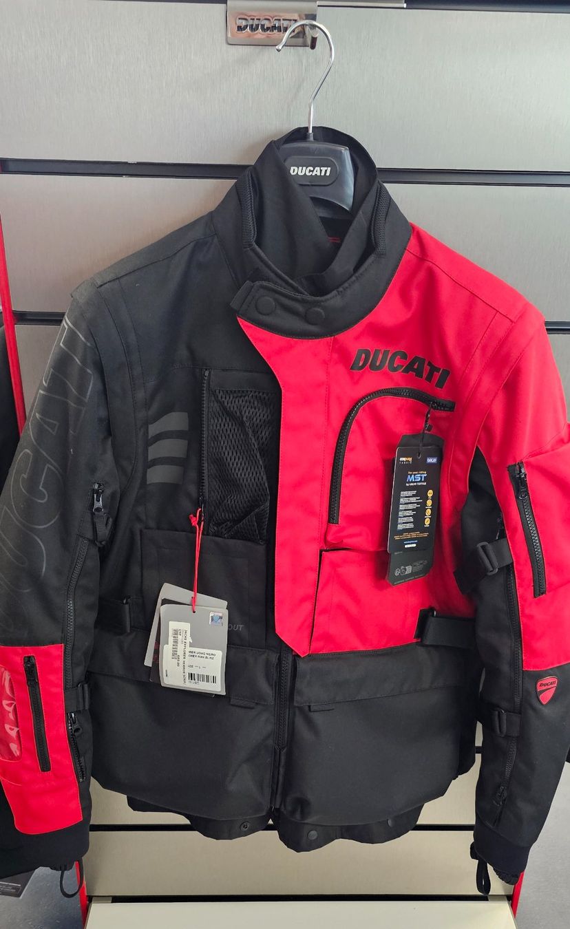 Ducati Giacche: Ducati Explorer schwarz-rot Herren – Nuovo e nell'imballaggio originale da Oberentfelden venduto da ST85