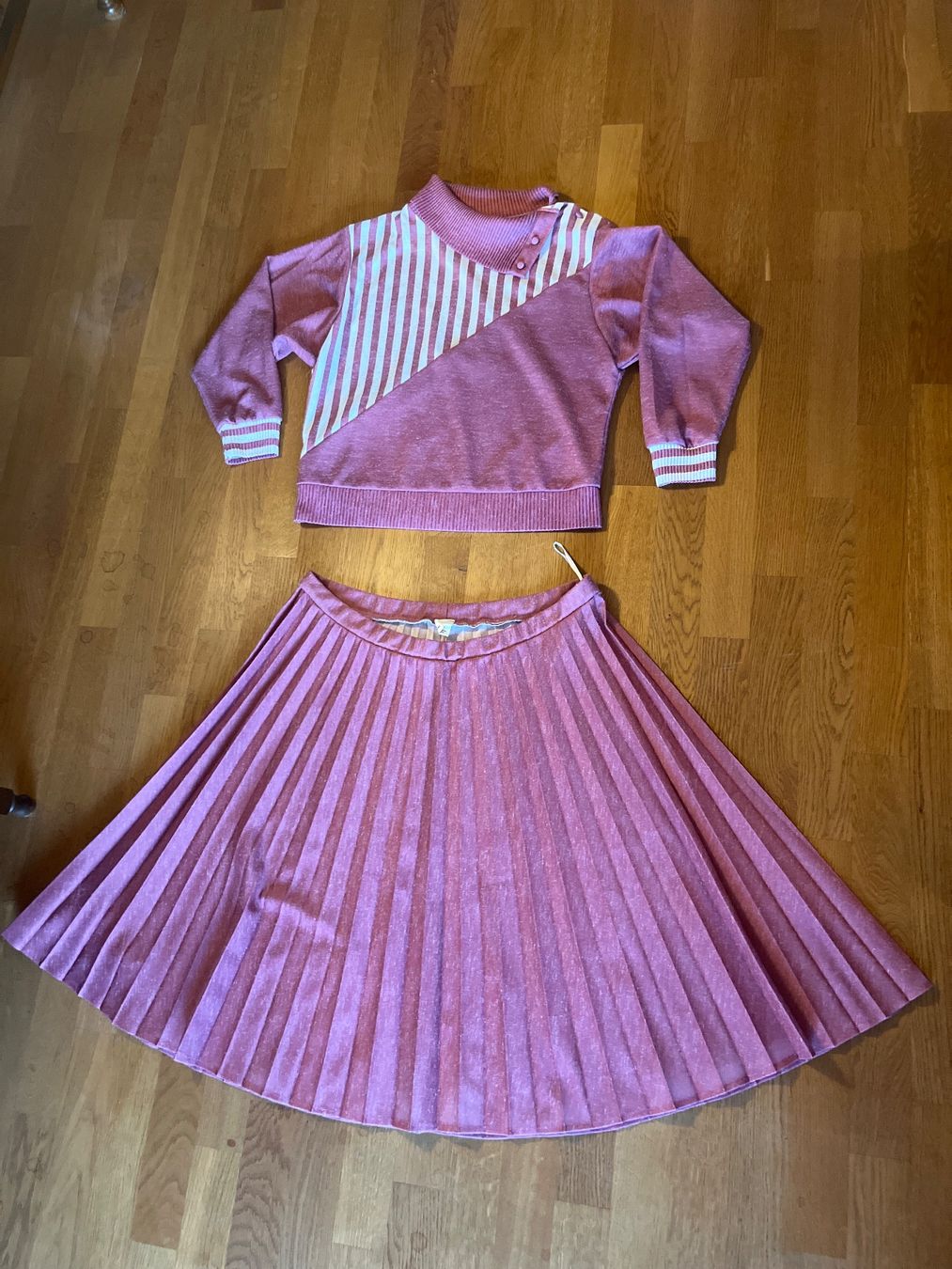 Vestiti: Schickes Strickkleid mit Plissee, Grösse 44, 2-teilig – Usato da Luzern venduto da Jiggy_8898 5