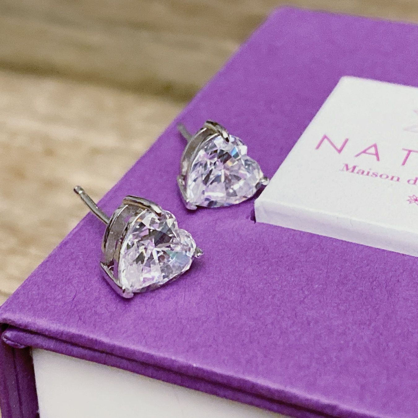 Orecchini pendenti & Orecchini a lobo: Naktina Heart Cut Stud Silver Earrings – Nuovo e nell'imballaggio originale da Luzern venduto da Sommer_26 2