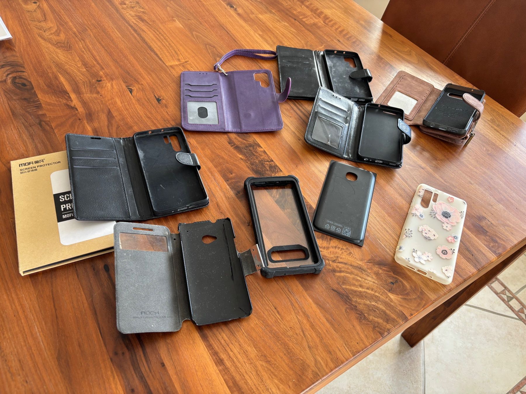 Covers & Schutzfolien: 9 Cover / Handyhüllen und 2x Screen Protector – Gebraucht aus Balsthal von Uroby 2