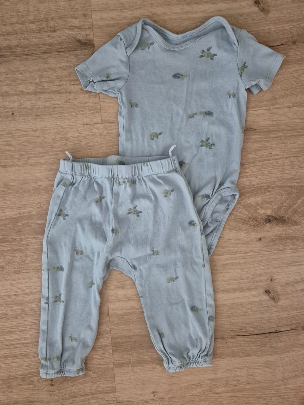 H&M Kleiderpakete & -sets: Set Body & Hose, Gr. 74 – Gebraucht aus Ettenhausen TG von Melanie_K.
