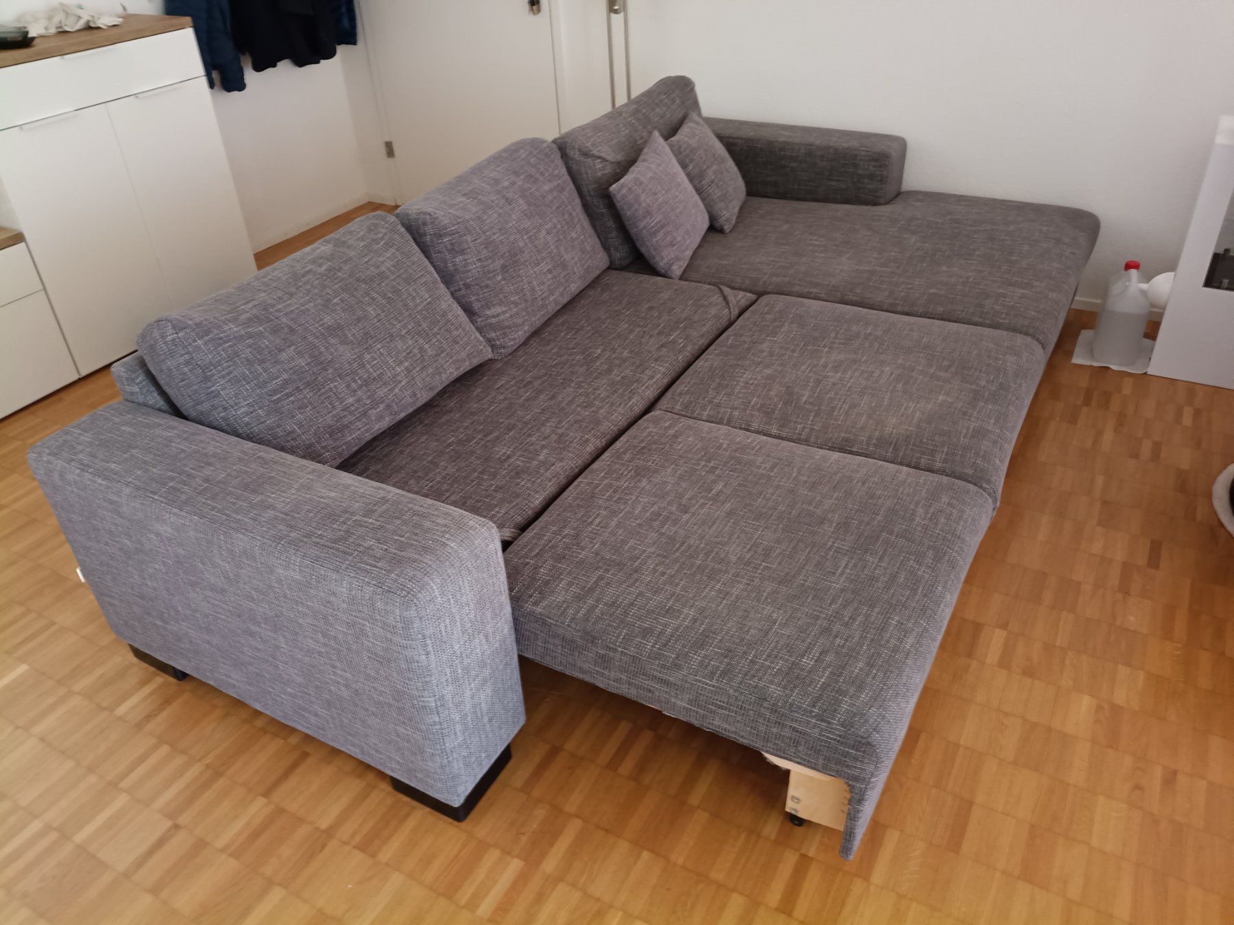 Sofas: Ecksofa Grau mit Schlaffunktion – D'occasion à Zürich par r_b24mt 2