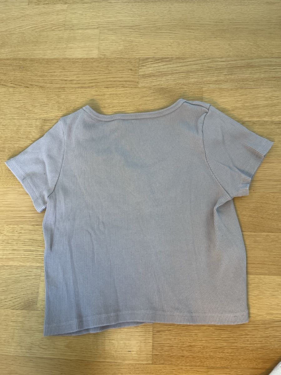 Brandy Melville Camicette, T-shirt & Top: Top Kurzarm Knöpfe Grösse S neuwertig – Usato da Rüschlikon venduto da Simoneh76 1