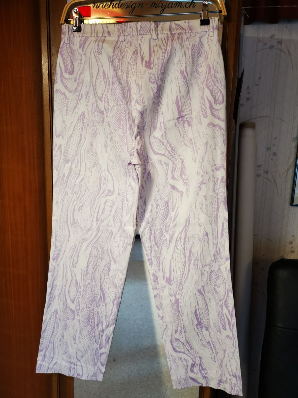 Pantaloni: Damenhose weiss-lila – Nuovo (secondo la descrizione) da Seuzach venduto da NaehdesignMirjam 1